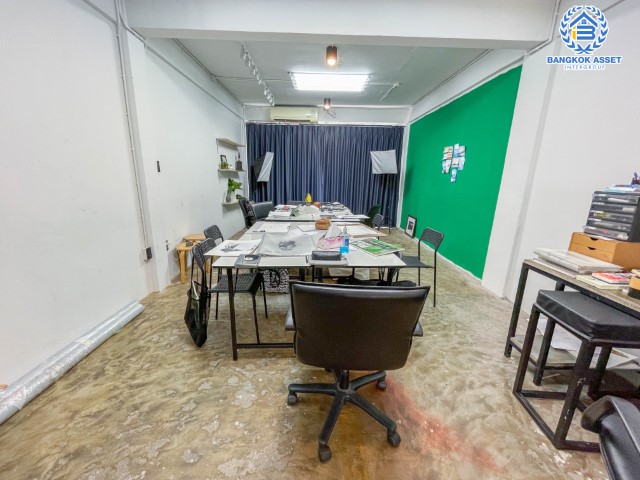 *****อาคารพาณิชย์มือสองย่านกรุงเทพฯ อาคารพาณิชย์ ซอยเพชรเกษม65/1 เนื้อที่กว้างขวางมากถึง 16 ตร.ว. ฟังก์ชัน 4 ห้องนอน 2 ห้องน้ำ ที่จอดรถ 1 คัน บ้านสไตล์คาเฟ่ ตกแต่งพร้อม ตั้งอยู่บนทำเลชุมชน เหมาะกับการค้าขาย เชื่อมต่อการเดินทางด้วยถนนเพชรเกษม จองเลย!